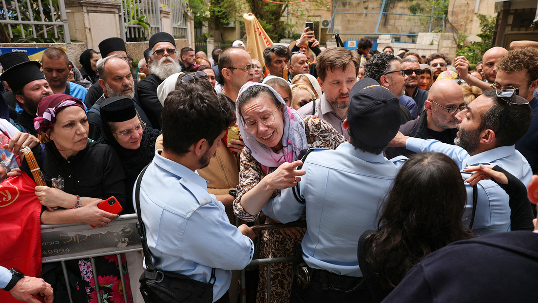 Choques entre cristianos y la Policía israelí en Jerusalén en la víspera de la Pascua ortodoxa (VIDEOS)