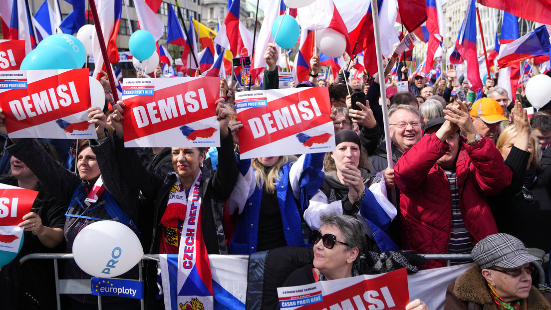 "Fuera la OTAN": Miles de personas protestan en Praga contra el Gobierno checo