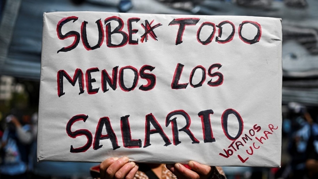 Organizaciones de Argentina realizan una "marcha de antorchas" contra recortes en asistencia social