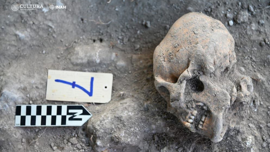 Descubren en México unos 20 entierros humanos ofrendados a un antiguo templo maya