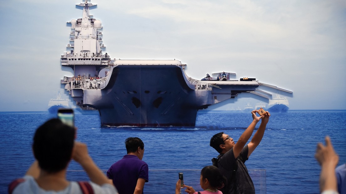 El portaviones chino Liaoning participa en ejercicios en el Pacífico