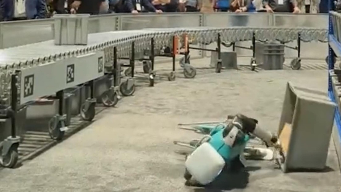Un robot cae al piso tras una larga jornada laboral acomodando cajas (VIDEO)