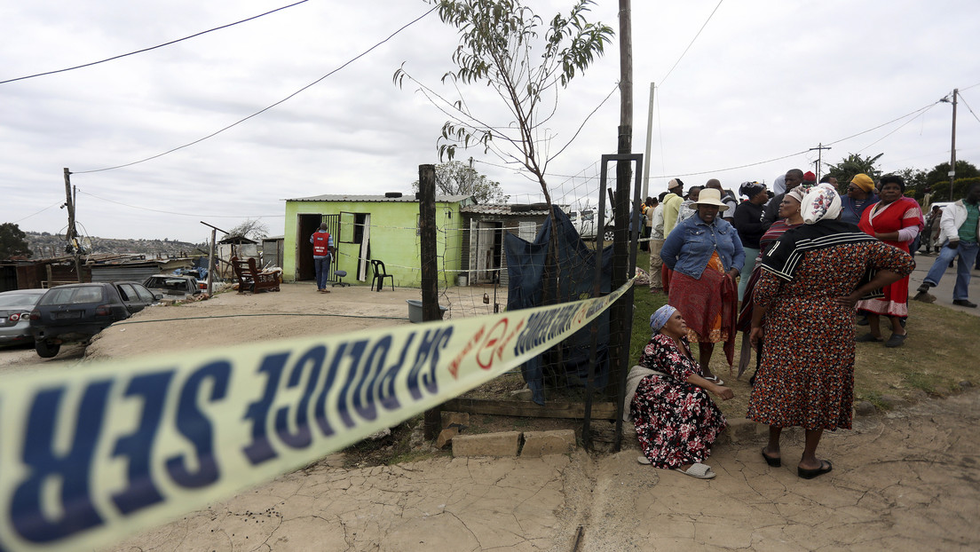 Asesinan a tiros a 10 familiares, incluidas 7 mujeres y un menor, dentro de su casa en Sudáfrica
