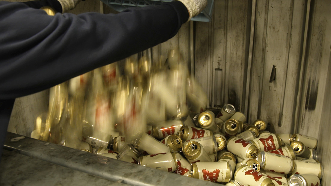 Destruyen en Europa miles de latas del "champán de las cervezas" por exigencia de productores franceses