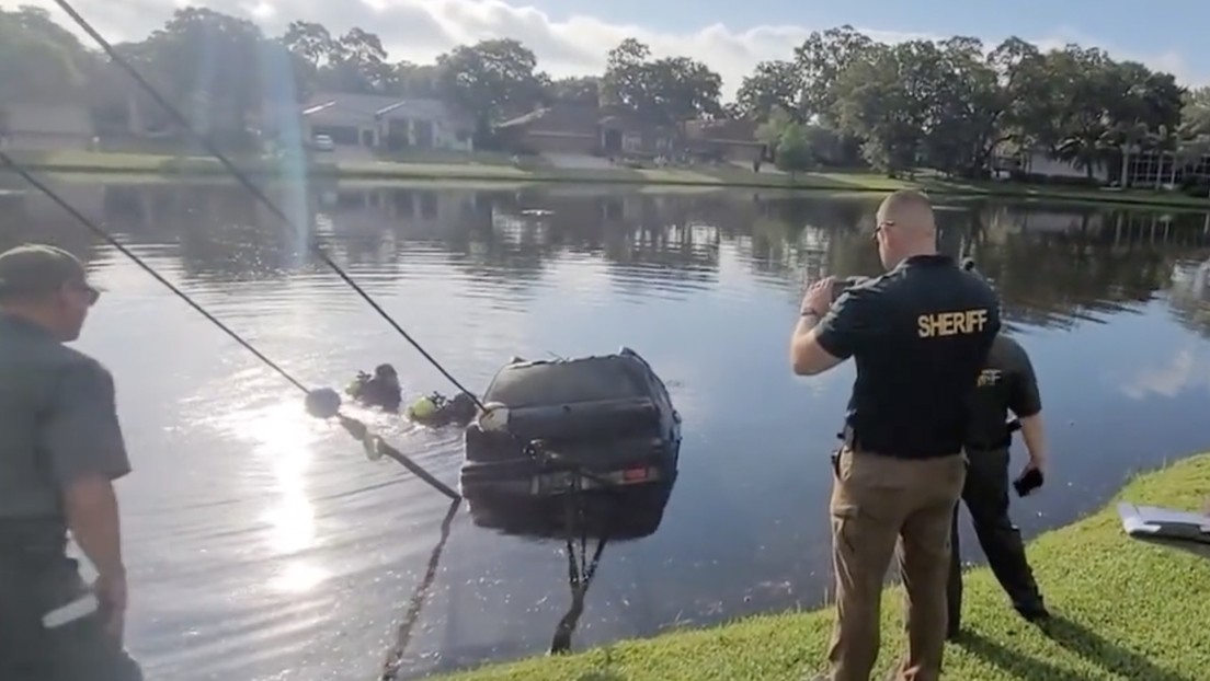Hallan los restos de un hombre desaparecido hace 17 años en un coche hundido en un estanque en Florida