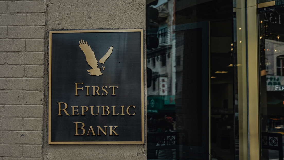 Las acciones del First Republic Bank se desploman casi un 50 % tras la retirada masiva de depósitos