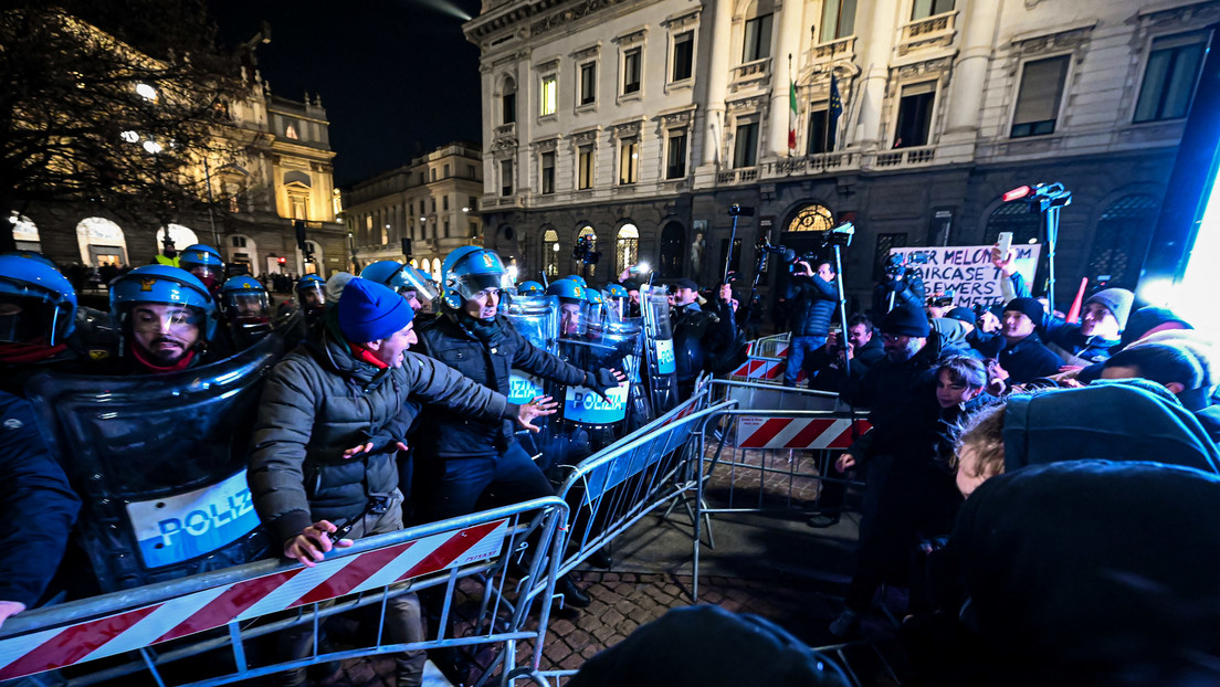 VIDEO: La Policía carga en Italia contra manifestantes opuestos a la presencia de banderas de la OTAN, Israel y Ucrania