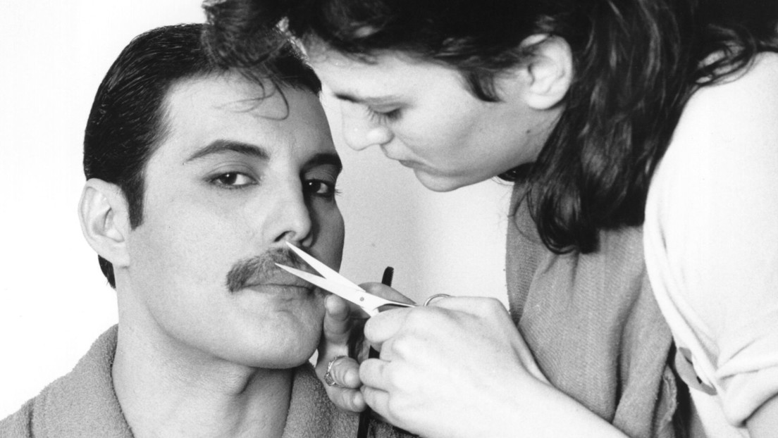 Letras manuscritas, pinturas y un peine para bigote: subastarán 1.500 objetos de Freddie Mercury