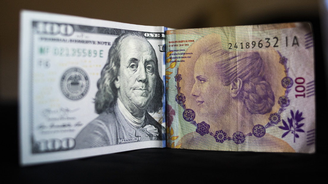 El Gobierno argentino interviene en el mercado financiero y logra bajar el dólar paralelo