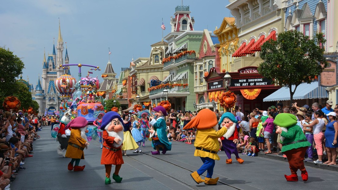 Disney demanda al gobernador de Florida por "represalias gubernamentales"
