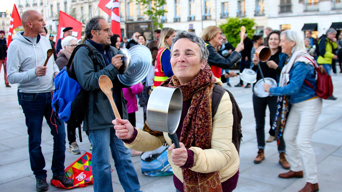 Ministros franceses buscan vías para eludir los cacerolazos por la reforma de pensiones