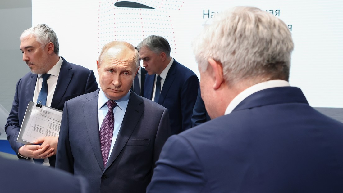Putin visita un polígono industrial para la producción de vehículos aéreos no tripulados