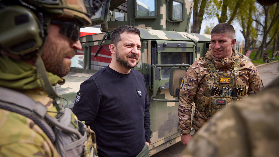 Zelenski recomienda enviar comisarios militares al frente y sustituirlos por soldados heridos