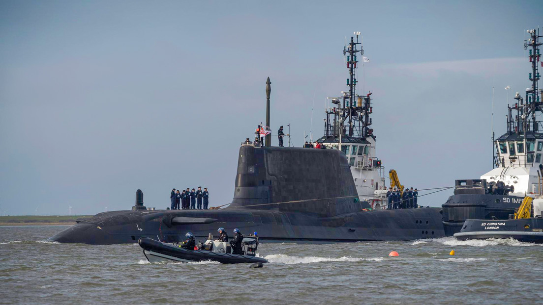 Encuentran documentos "sensibles" sobre un submarino nuclear en el baño de un bar en Reino Unido