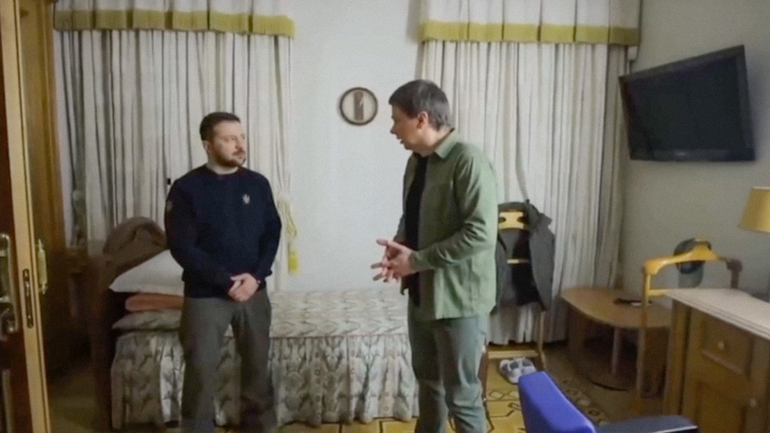 Zelenski muestra su habitación y un búnker secreto (VIDEO)