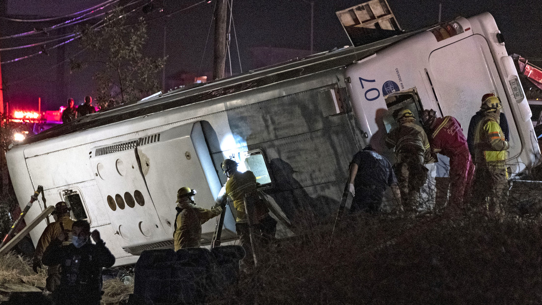 Al menos 18 muertos al precipitarse un autobús por un barranco en México