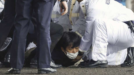 Evacuan al primer ministro japonés por una explosión antes de su discurso (VIDEOS)