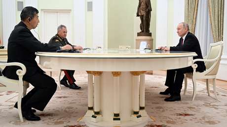Putin mantiene una reunión de trabajo con el ministro de Defensa de China (VIDEO)