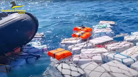 VIDEO: Decomisan dos toneladas de cocaína que estaban flotando en el mar