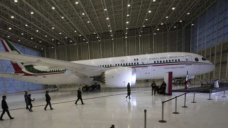 López Obrador celebra la venta del avión para "faraones acomplejados" que usó Peña Nieto