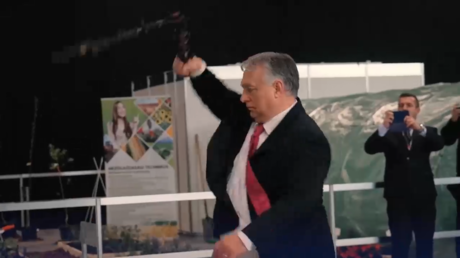 El primer ministro húngaro demuestra sus habilidades con el látigo (VIDEO)