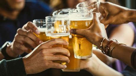 Beber alcohol con los colegas no ayuda a ganar más, muestra un estudio