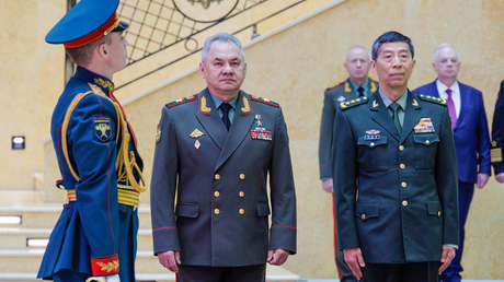 El ministro de Defensa de China invita a su homólogo ruso a visitar el país