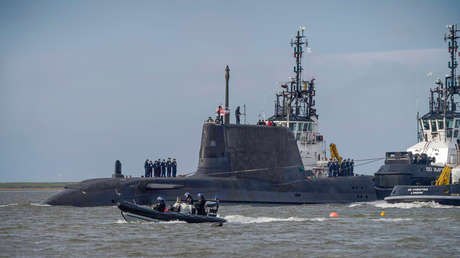 Encuentran documentos "sensibles" sobre un submarino nuclear en el baño de un bar en Reino Unido