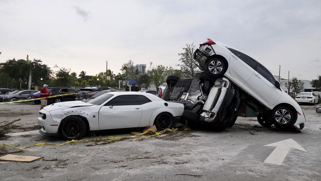 VIDEO: El momento en que un auto es levantado en el aire por un fuerte tornado