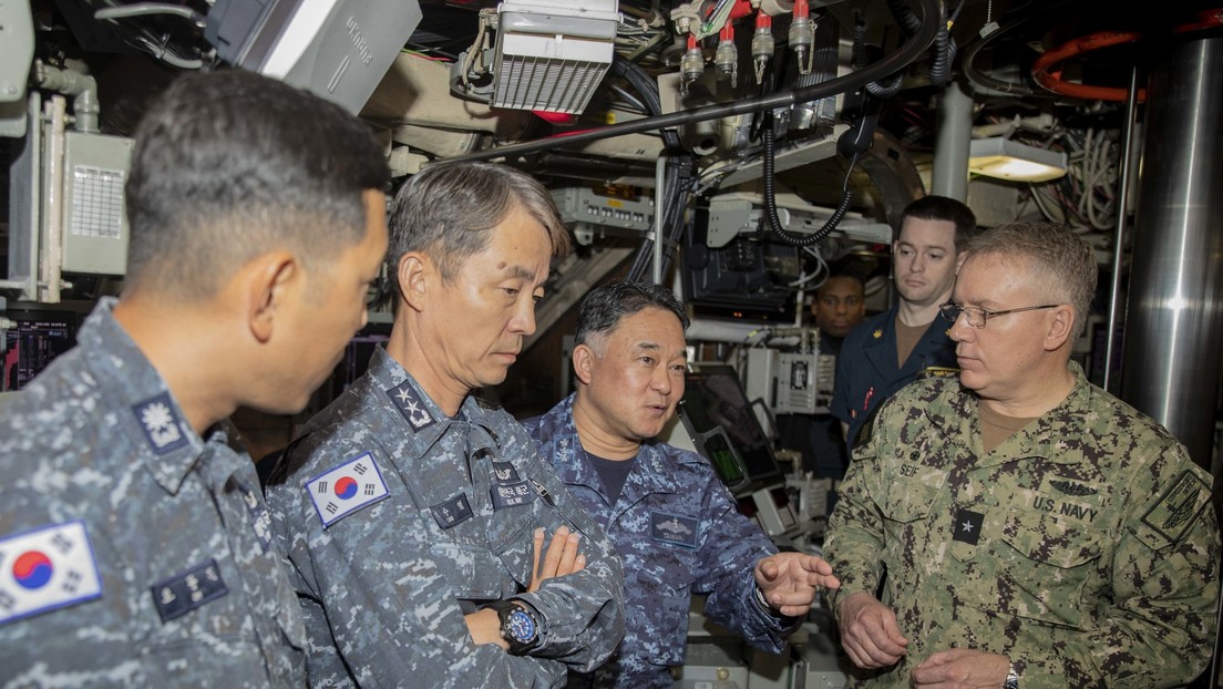 Almirantes de Corea del Sur y Japón protagonizan una visita sin precedentes a un submarino nuclear de EE.UU.