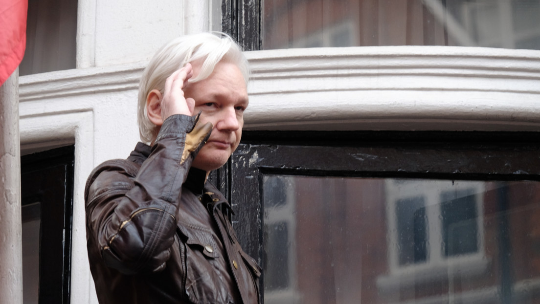 Julian Assange propone a Carlos III visitar a "sus súbditos leales" en la cárcel de Belmarsh y apreciar "un reino dentro de su reino"
