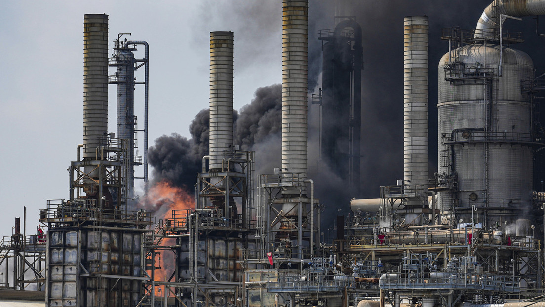 Gran incendio tras explosión en una refinería de Shell en Texas (VIDEO)