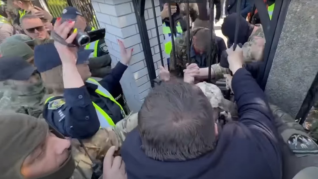 VIDEO: Activistas radicales se apoderan de una catedral de la Iglesia ortodoxa canónica ucraniana