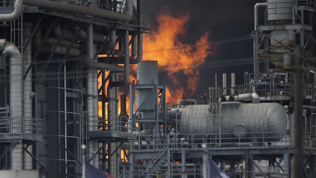 No logran apagar el incendio de la refinería de Shell en Texas por tercer día consecutivo