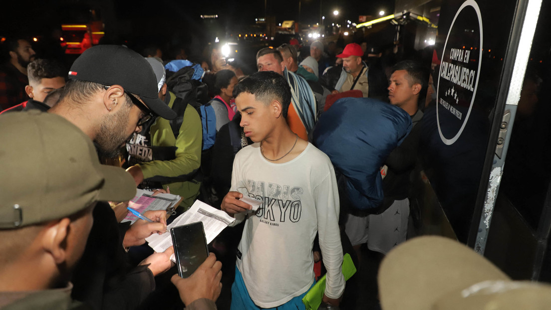 Reportan aumento de migrantes en la frontera entre Chile y Perú tras vuelo fletado por Venezuela