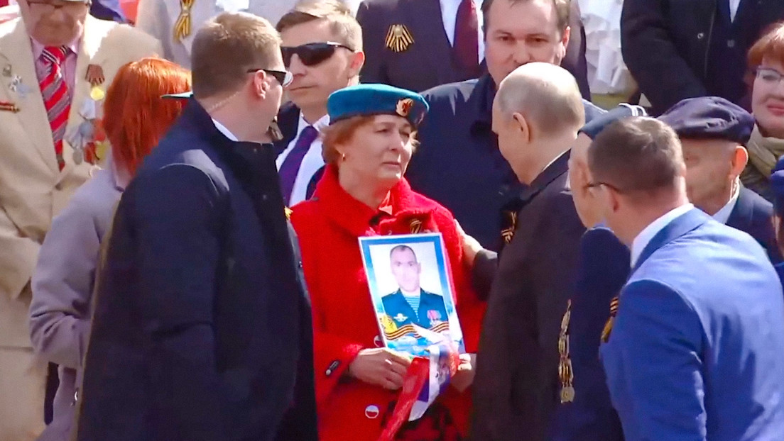 Vladímir Putin consuela a la madre de un soldado participante en la operación militar especial (VIDEO)