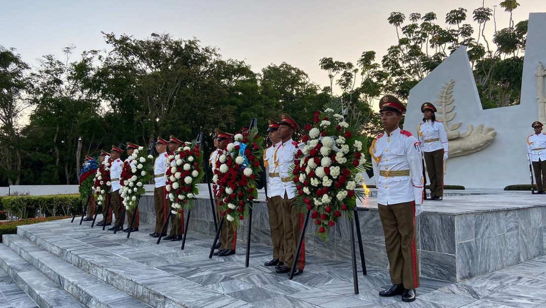 Raúl Castro y Miguel Díaz-Canel depositan flores en el Mausoleo al Soldado Internacionalista Soviético