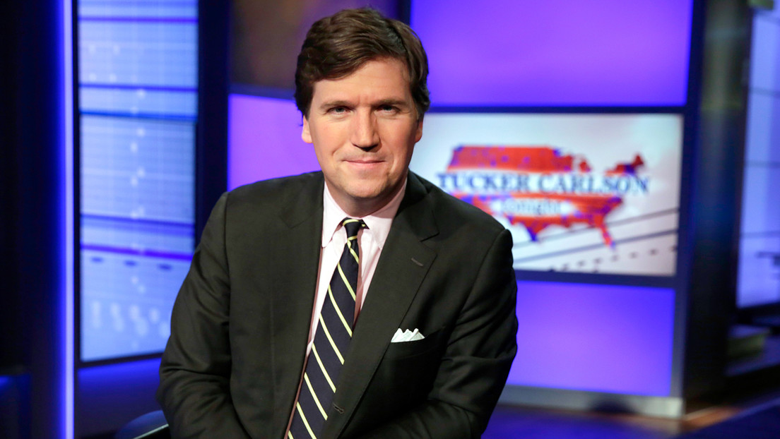 Tucker Carlson acusa a Fox News de fraude e incumplimiento de contrato