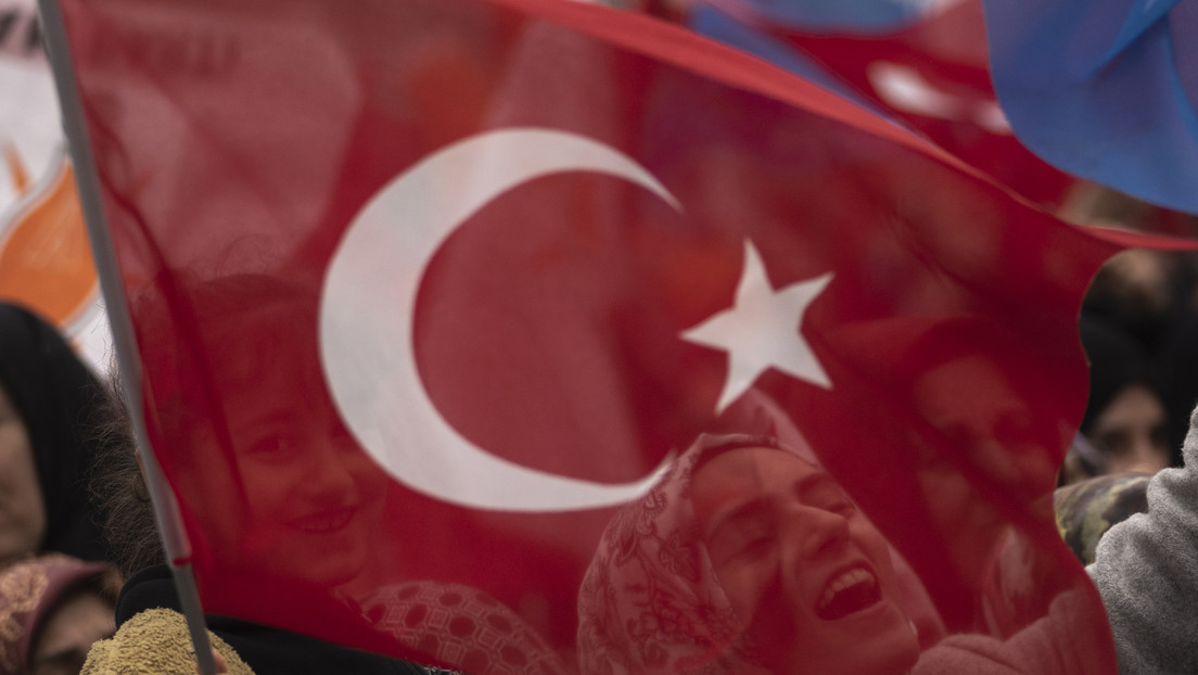 Turquía vota en unas tensas elecciones si da la mano o la espalda a Erdogan