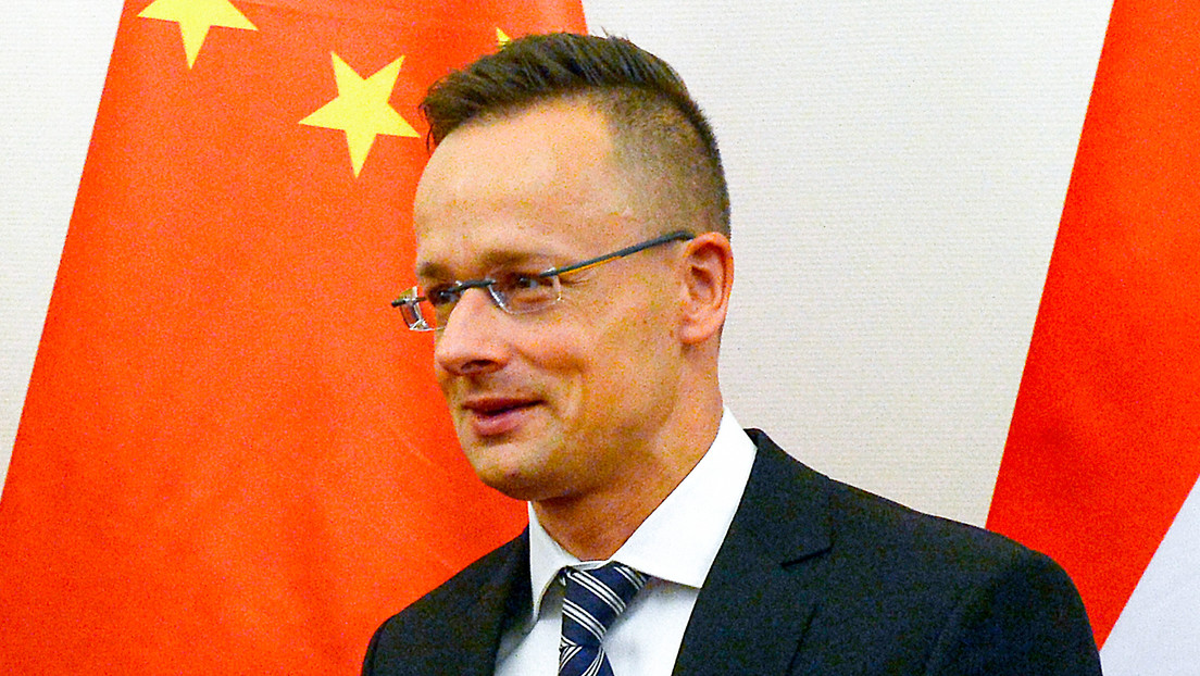 El canciller húngaro viaja a China para discutir la crisis ucraniana en medio de "la psicosis bélica" europea