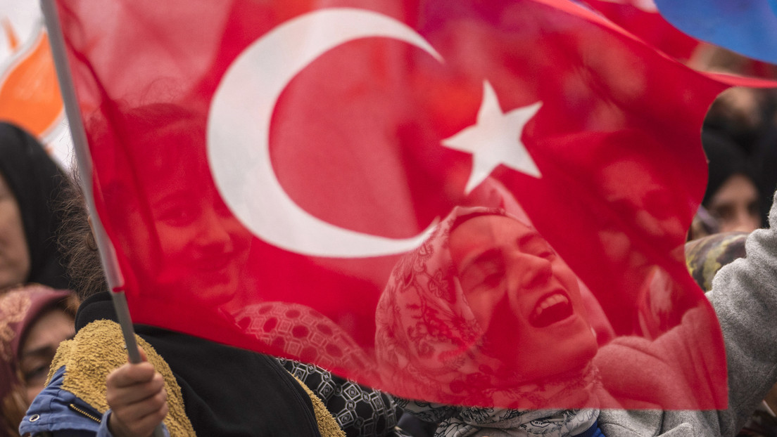 Turquía vota en unas tensas elecciones si da la mano o la espalda a Erdogan