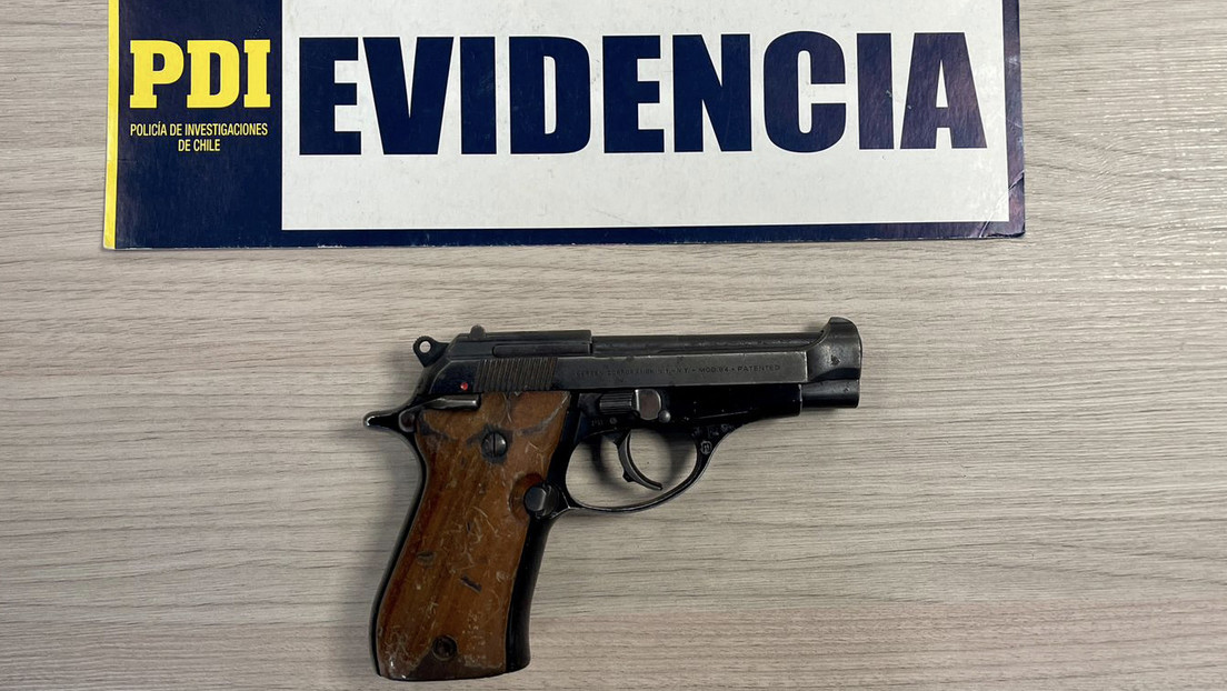 Una pistola de Pinochet aparece en manos de un menor en Chile durante un operativo antidrogas
