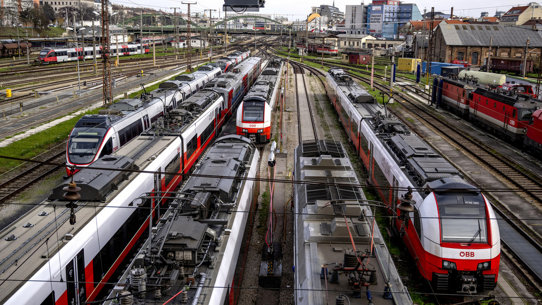 Se escucha un discurso de Hitler por los altavoces de un tren de pasajeros en Austria