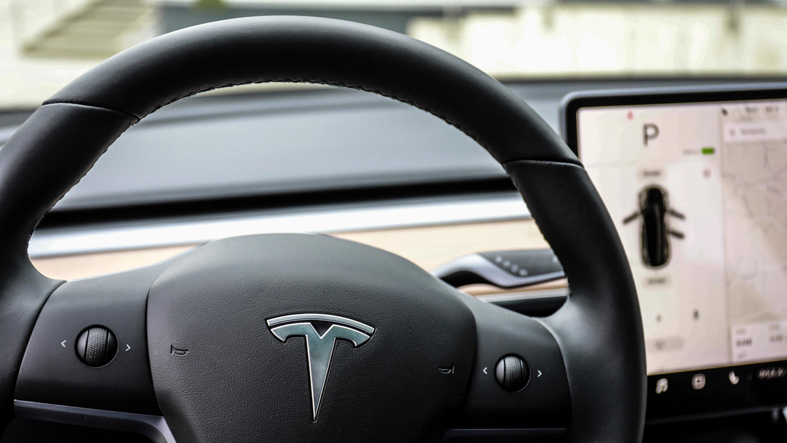 Tesla estaría intensificando el monitoreo del conductor para rastrear qué tan soñoliento está