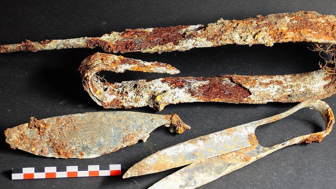 Hallan una espada doblada y unas tijeras no oxidadas de 2.300 en una tumba celta en Alemania