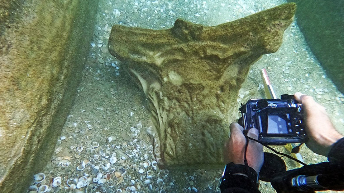 Nadador descubre una preciosa carga de mármol de un naufragio de 1.800 años (VIDEO)