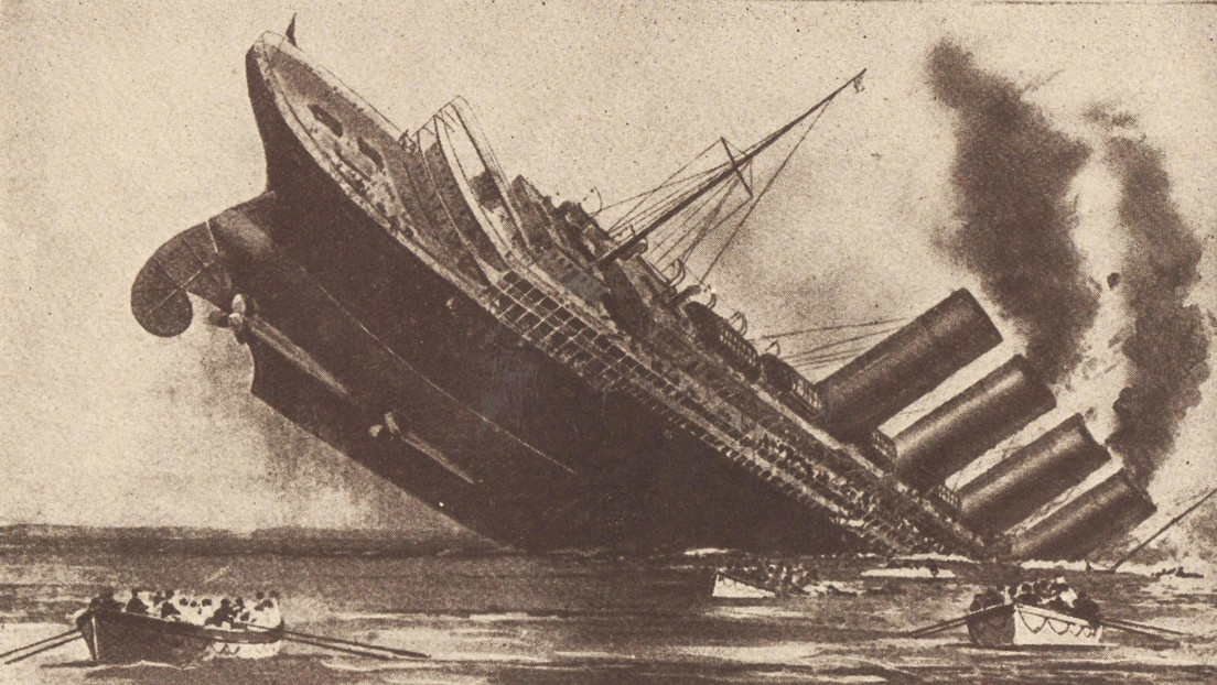 Пассажирский лайнер участников войн. Титаник 1915 итальянский. Титаник от Василия Петровича. Kelly Sophy Titanic Cobh.