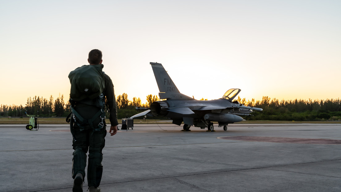 NYT: EE.UU. no permite a pilotos ucranianos entrenarse para manejar cazas F-16
