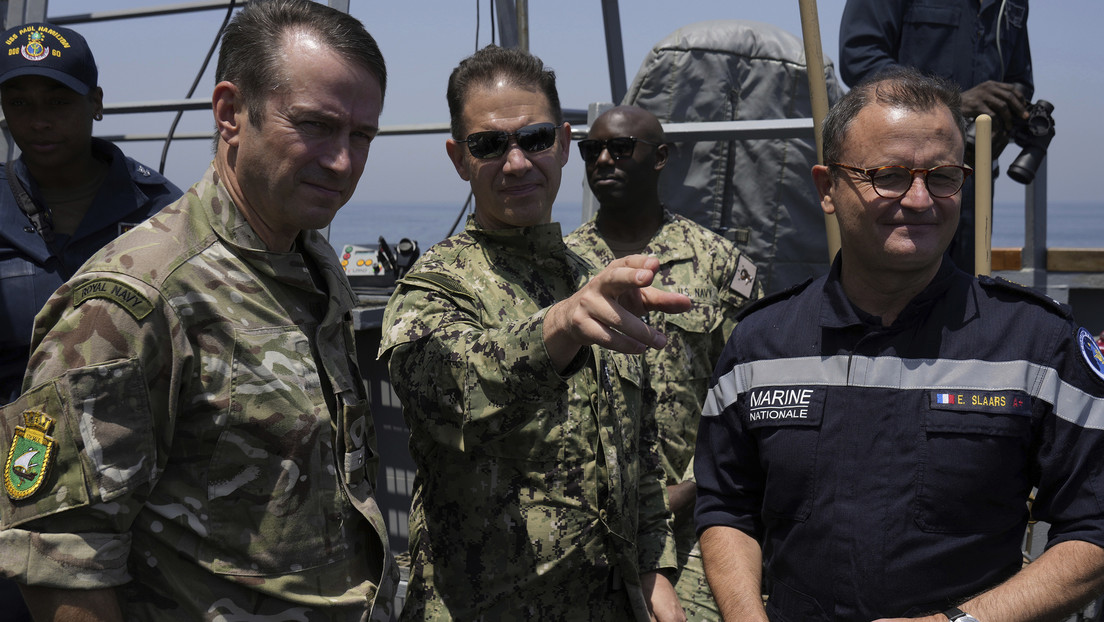 Comandos navales de EE.UU., Reino Unido y Francia transitan por el estrecho de Ormuz