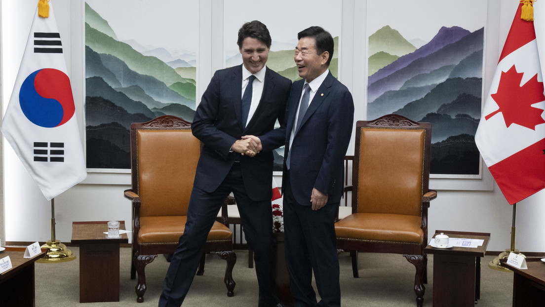 VIDEO: La inusual postura de Justin Trudeau en una sesión de fotos con políticos surcoreanos